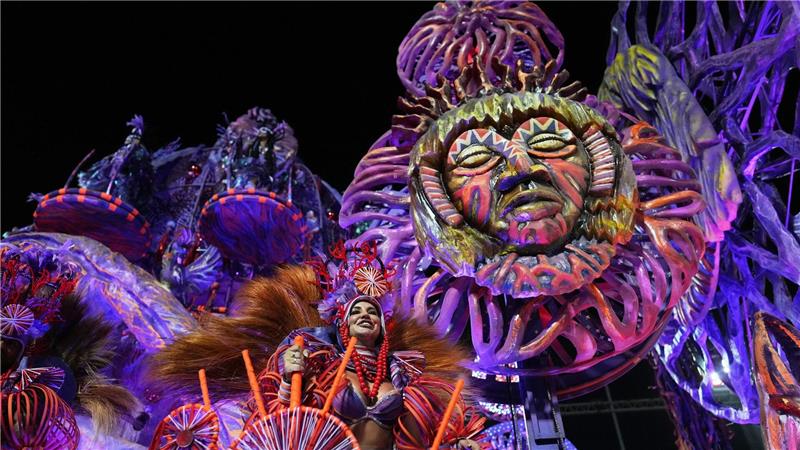 Eine Darstellerin der Sambaschule Grande Rio zieht auf einem Wagen während der Karnevalsfeierlichkeiten im Sambadrom in Rio de Janeiro.