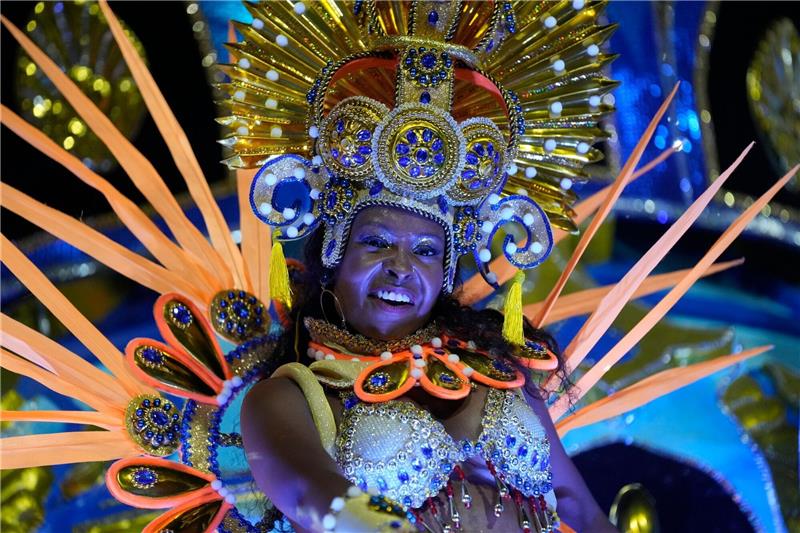 Rios Karneval glänzt mit Innovationen Eine Darstellerin der Sambaschule Paraiso do Tuiuti paradiert auf einem Wagen im Sambadrom.