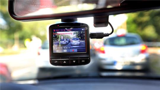 Eine Dashcam an dem beschädigten Auto hat den Vorfall aufgezeichnet.
