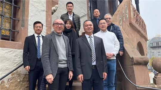 Eine Delegation aus dem chinesischen Foshan mit Vize-Bürgermeister Shaowen Huang (vorn rechts) an der Spitze besucht Goslar und wird im Rathaus vom Ersten Stadtrat Dirk Becker (vorn links) empfangen. Ganz rechts an dem Treppengeländer steht Heinz-Otto Nagorny.
