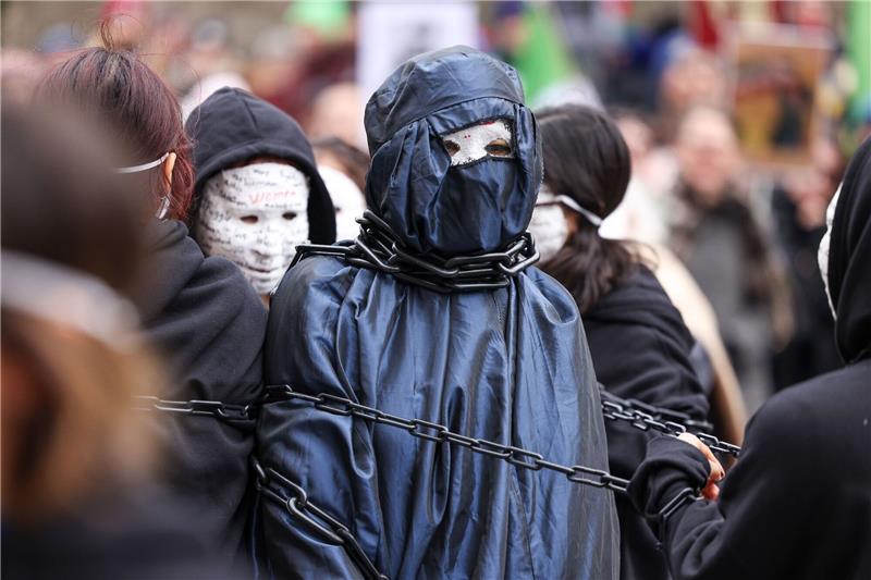 Eine Demo afghanischer Frauen- und Diasporagruppen in Berlin gegen die Taliban.