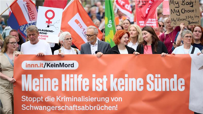 Chefarzt unterliegt mit Klage gegen Abtreibungsverbot Eine Demo vor der Verhandlung hatte einigen Zulauf