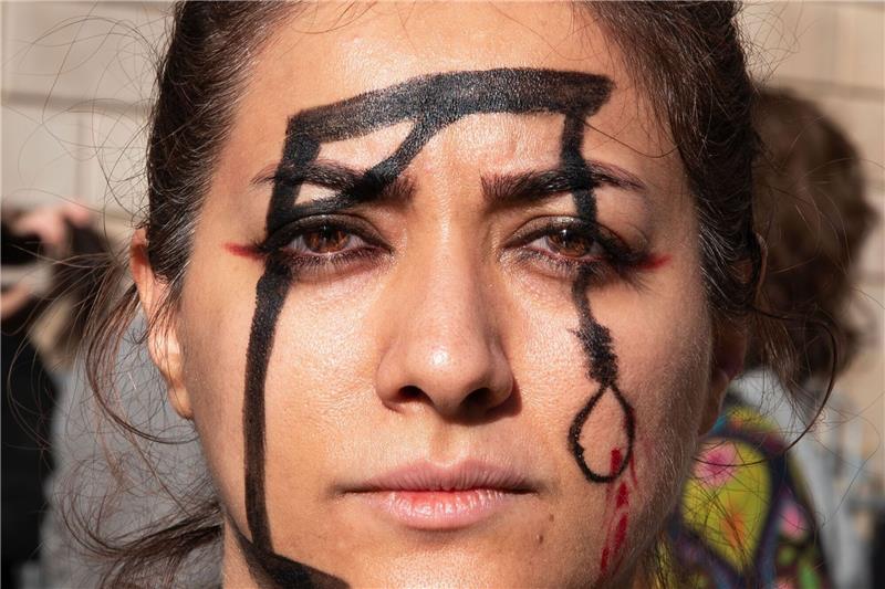 Iran sorgt mit neuer Hinrichtung für Entsetzen Eine Demonstrantin in Barcelona hat einen Galgen auf ihr Gesicht gemalt, um an die Hinrichtung von Mohsen S. zu erinnern.