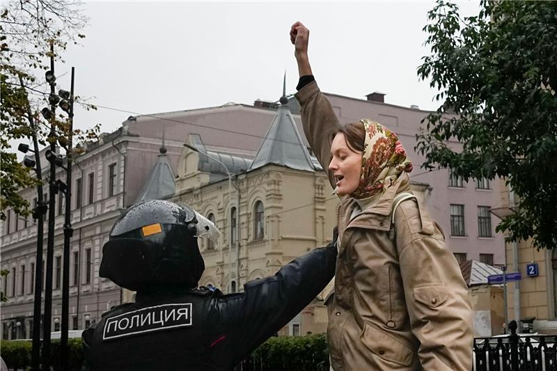 20.000 wegen Antikriegsprotest in Russland festgenommen Eine Demonstrantin protestiert in Moskau gegen die Teilmobilisierung wegen des Angriffskriegs gegen die Ukraine.