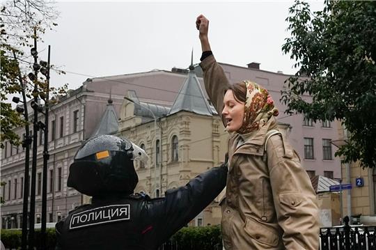 Eine Demonstrantin protestiert in Moskau gegen die Teilmobilisierung wegen des Angriffskriegs gegen die Ukraine.