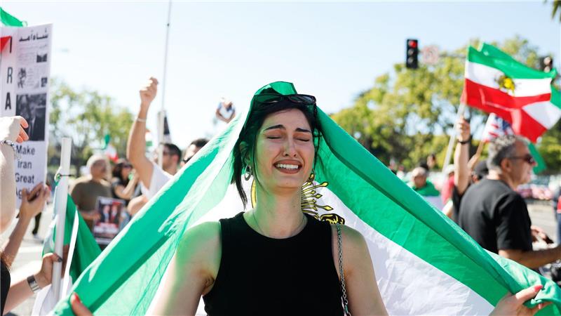 Eine Demonstrantin weint während eines Marsches.