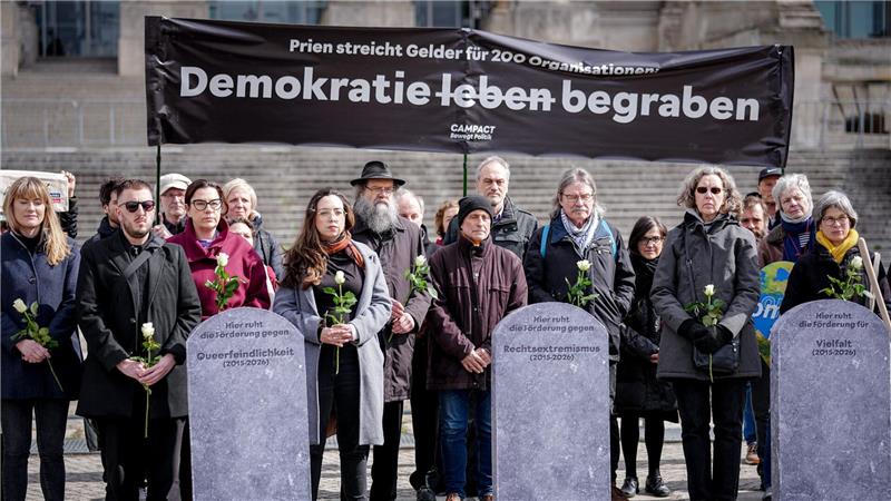 Eine Demonstration am Bundestag wandte sich gegen Einschnitte bei „Demokratie leben!“.
