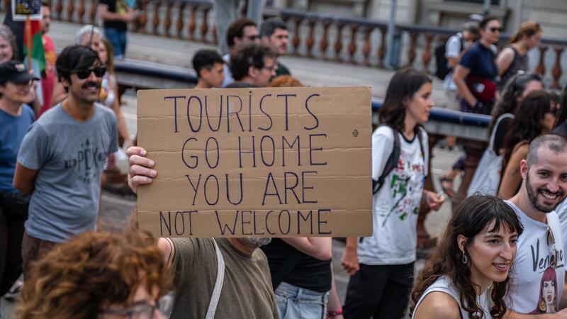 Eine Demonstration gegen Massentourismus in Barcelona. (Archivbild)