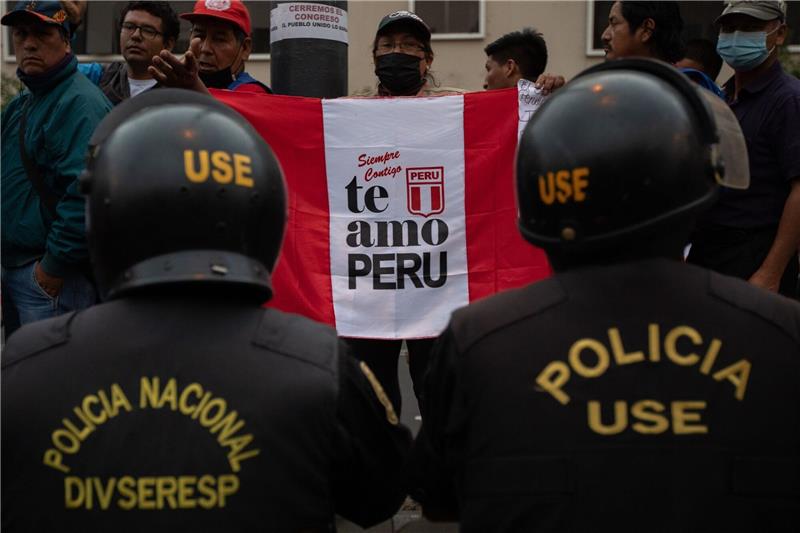 Eine Demonstration von Unterstützern des abgesetzten Präsidenten Castillo am Freitag in Lima.
