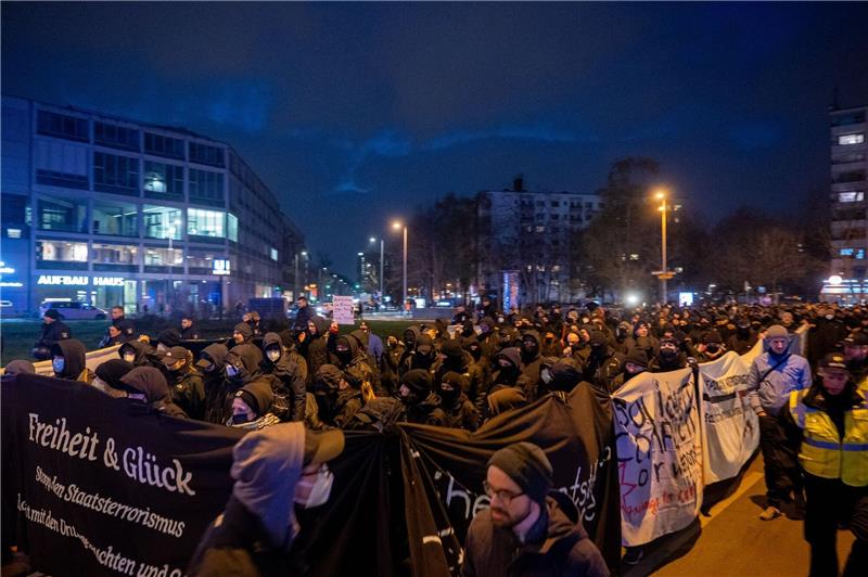 „Freiheit für Daniela”: Hunderte Teilnehmer bei Demo Eine Demonstration zog unter dem Motto «Stoppt den Staatsterrorismus - Solidarität mit den Untergetauchten und Gefangenen» durch Berlin.
