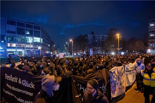 Eine Demonstration zog unter dem Motto «Stoppt den Staatsterrorismus - Solidarität mit den Untergetauchten und Gefangenen» durch Berlin.