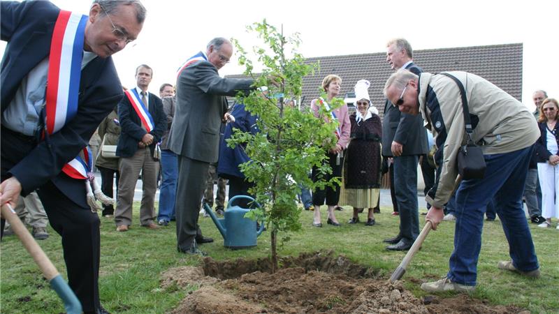 Eine Deutsche Eiche wird im Mai 2007 als Baum der Freundschaft in Frankreich gepflanzt.