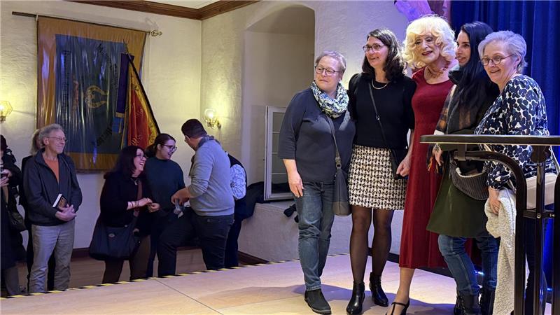 Eine Diva zum Anfassen: Lilo Wanders steht nach der Show für Autogramme und Fotos bereit. 