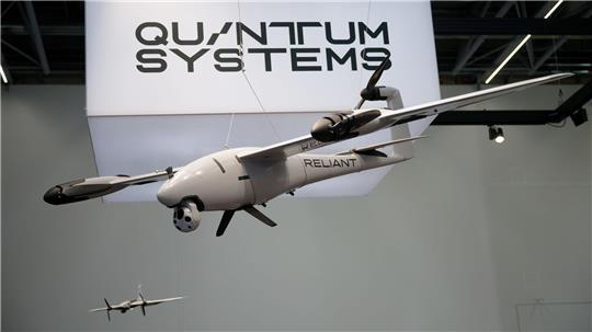 Eine Drohne am Messestand von Quantum Systems.