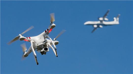 Eine Drohne beeinträchtigte den Flugverkehr am Flughafen Hannover eine halbe Stunde lang, weil sie sich in der Einflugschneise des Flughafens aufhielt. (Symbolbild)