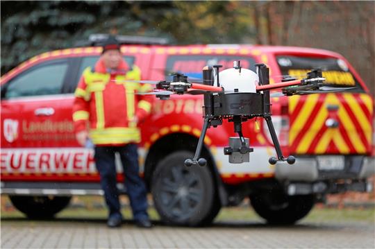 Eine Drohne schwebt vor der Rettungswache in Elend. Zur Früherkennung von Waldbränden testet der Landkreis den Einsatz solcher Fluggeräte. Foto: Bein