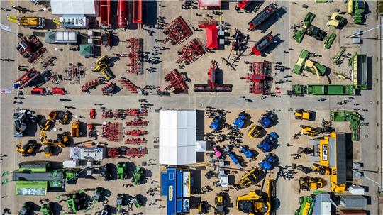 Eine Drohnenaufnahme zeigt Besucher, die bei der Landwirtschaftsmesse „agra 2026“ zwischen riesigen Landmaschinen und Traktoren gehen.