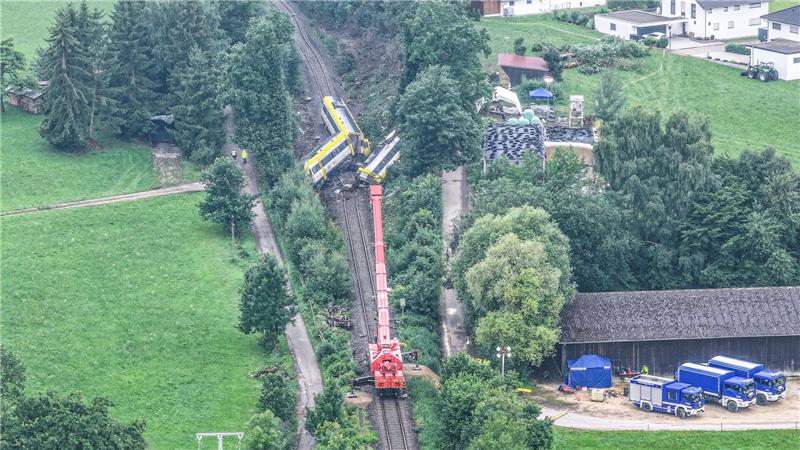 Bilder des Tages Eine Drohnenaufnahme zeigt die Unfallstelle am Dienstagmorgen nach dem schweren Zugunglück in Oberschwaben.