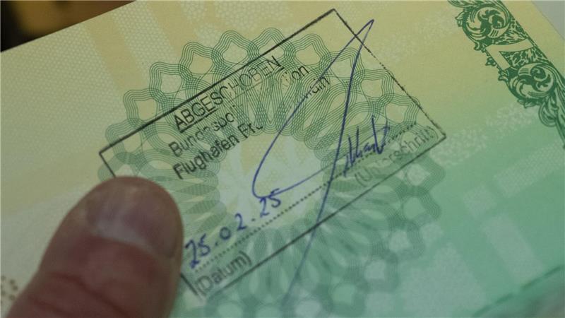 Chance zum Bleiben für 82.000 Ausländer -Neuregelung kommt Eine Duldung ist kein Aufenthaltstitel, sondern bedeutet lediglich die vorübergehende Aussetzung der Abschiebung. (Symbolbild)