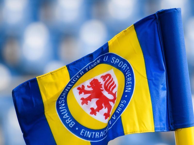 Eine Eckfahne mit dem Logo von Eintracht Braunschweig. Foto: Swen Pförtner/dpa/Archivbild