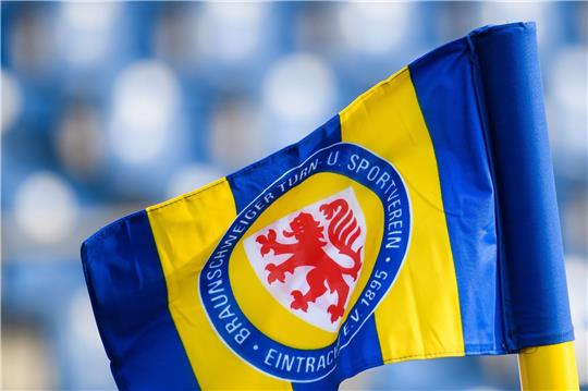 Eine Eckfahne trägt das Logo von Eintracht Braunschweig.
