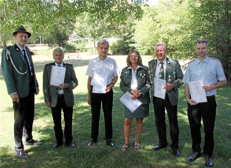 Eine Ehrung erhalten Marco Habig, Hans-Henning Klingebiel, Bernhard Andrusch, Yvonne und Niels Warnecke sowie Arne Niestroj (v. li.). Foto: Hohaus