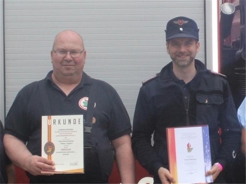 Eine Ehrung für ihr Engagement in den Jugendfeuerwehren erhalten (v. li.): Detlev Veipert und Arne Niestroj. Foto: Hohaus
