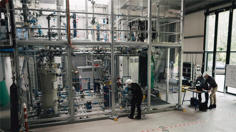 Eine Elektrolyse-Testanlage des Forschungszentrums Energiespeichertechnologien auf dem Energie-Campus in Goslar. Elektrolyseure dienen zur Herstellung von Wasserstoff, das bei der Energiewende eine zentrale Rolle spielen soll.