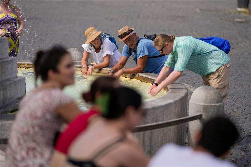 Hagel und Hitze in Italien Eine Erfrischen am Brunnen in Rom gegen die hohen Temperaturen: Eine intensive Hitzewelle hat Italien erreicht.