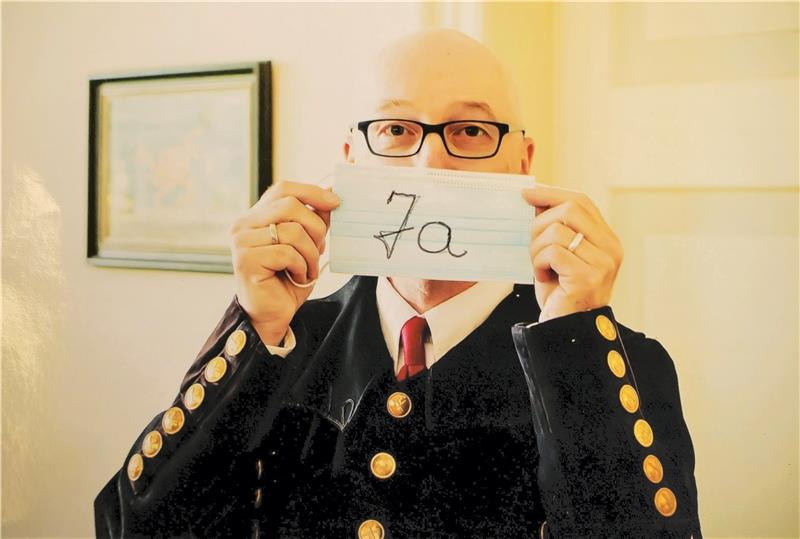 Eine Erinnerung an Hochzeiten während der Pandemie bleibt sicher die Aufnahme, die Ingo Sandhagen mit Maske zeigt. Auf ihr steht ein handschriftliches „Ja“. Foto: Privat