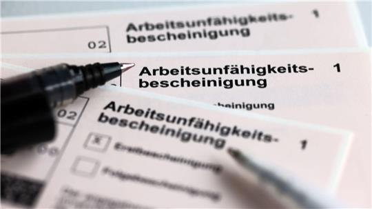 Eine Erkältungswelle hat den Krankenstand im ersten Quartal auf hohem Niveau gehalten. (Symbolbild)
