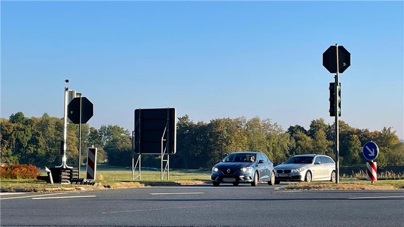 Eine Ersatzampel regelt jetzt den Verkehr. Die vom Unfall umgeknickte Ampel wurde abgesägt.