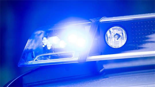 Eine Ersthelferin und Polizisten versorgten den Schwerverletzten bis zum Eintreffen des Rettungsdienstes. (Symbolbild)