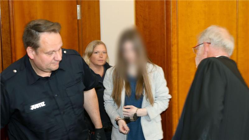 Eine Erzieherin ist wegen Mordes an einem 15-jährigen Mädchen verurteilt worden. 
