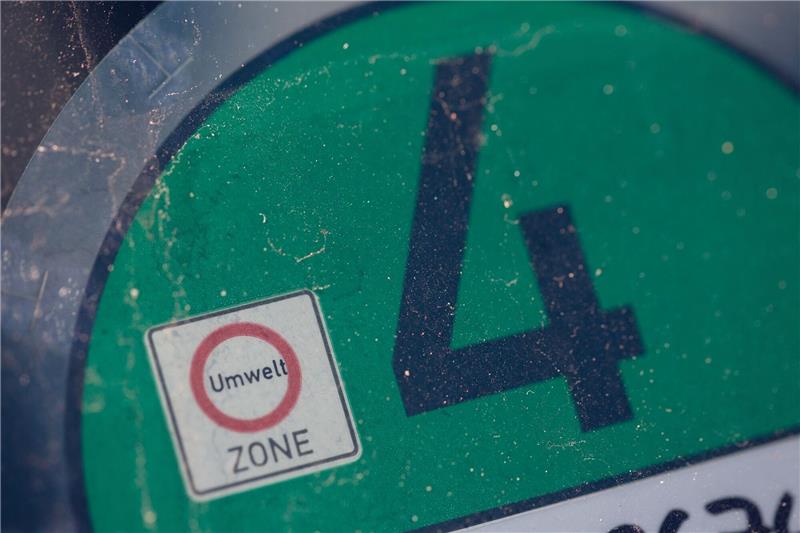 Eine Euro 4-Plakette ist auf der Windschutzscheibe eines Autos zu sehen.