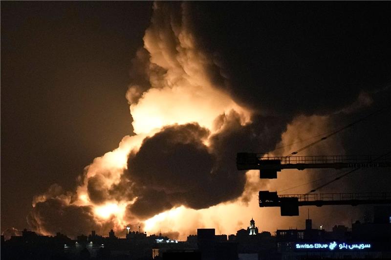 Schweigen und Ausweichen: Formel-1 in Saudi-Arabien heikel Eine Explosion und eine riesige Rauchwolke in der Nähe der Rennstrecke von Dschidda haben im Formel-1-Fahrerlager in Saudi-Arabien Sorgen ausgelöst.