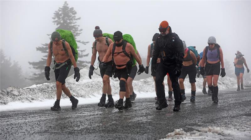 Extremwanderer laufen in Sommerkleidung auf den Brocken Eine Extremwandergruppe ist auf dem Brocken unterwegs. Die Wandergruppe trainierte für den Aufstieg eine Woche lang im Harz. Schwerpunkt waren Atemübungen. Die Gruppe wanderte in kurzen Hosen und leicht bekleidet. Ziel ist es, seinen Körper an die Grenzen zu bringen.