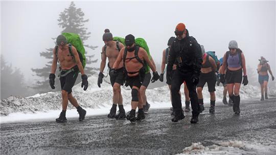 Eine Extremwandergruppe ist auf dem Brocken unterwegs. Die Wandergruppe trainierte für den Aufstieg eine Woche lang im Harz. Schwerpunkt waren Atemübungen. Die Gruppe wanderte in kurzen Hosen und leicht bekleidet. Ziel ist es, seinen Körper an die Grenzen zu bringen.