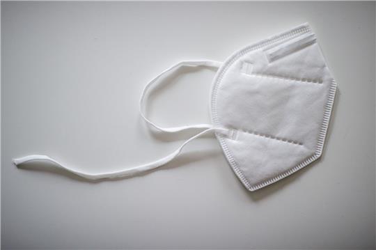 Eine FFP2-Maske hilft, die Verbreitung des Coronavirus SARS-CoV-2 einzudämmen (Symbolbild).