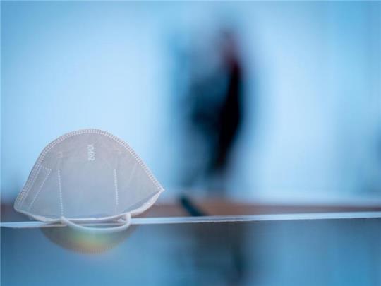 Eine FFP2-Maske liegt auf einem Tisch. Foto: Kay Nietfeld/dpa/Archivbild