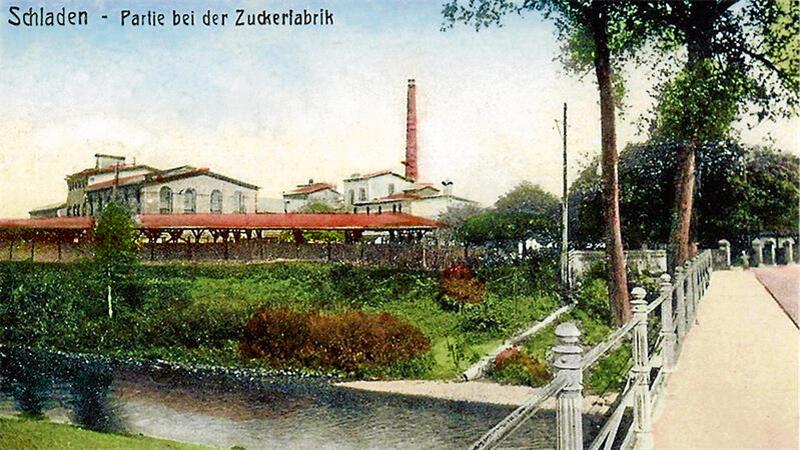 Eine Fabrik, deren Bild in die Welt hinaus ging: Die historische Postkarte stammt aus dem Jahr 1921, der Blick fällt von der alten Okerbrücke auf die Zuckerfabrik.