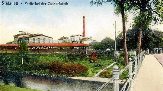 Eine Fabrik, deren Bild in die Welt hinaus ging: Die historische Postkarte stammt aus dem Jahr 1921, der Blick fällt von der alten Okerbrücke auf die Zuckerfabrik.