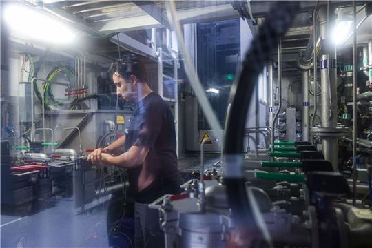 Eine Fachkraft aus Marokko während seiner Tätigkeit in einer Firma für Antriebstechnik.