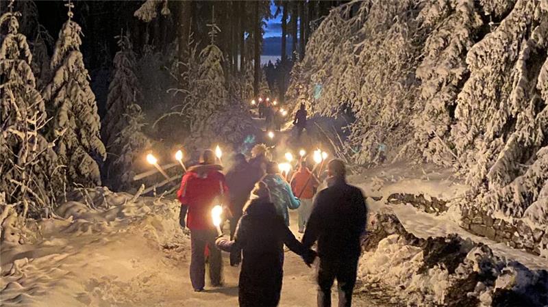Ferienprogramm im weihnachtlichen Hahnenklee Eine Fackelwanderung durch den Winterwald.