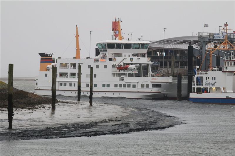 Schwere Sturmflut setzt der Ostsee-Küste zu - Eine Tote Eine Fähre liegt bei Niedrigwasser im Hafenbecken der Insel Norderney.