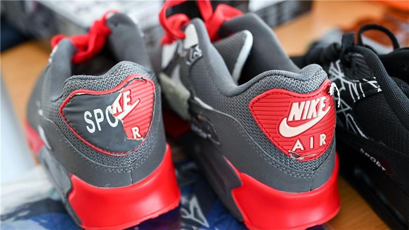 Deutschland Hauptziel für Fälschungen - Milliardenschaden Eine Fälschung imitiert einen Markenartikel - wie in diesem Fall Nike-Schuhe.