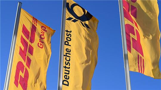 Eine Fahne der Deutschen Post weht im Wind. Die Deutsche Post gehört zum Logistikkonzern DHL. 