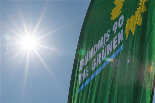 Eine Fahne der Partei Bündnis 90/Die Grünen weht.