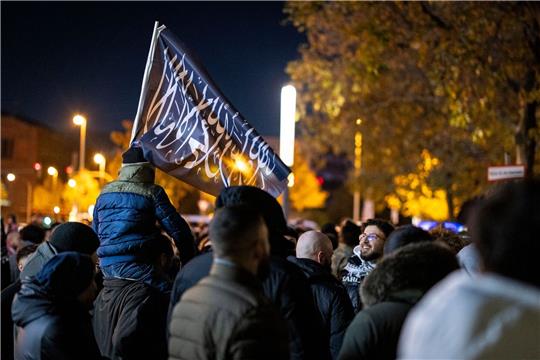 Eine Fahne mit arabischer Schrift bei der Kundgebung. Begleitet von starken Kräften der Polizei demonstrierten die Teilnehmer gegen den israelischen Militäreinsatz im Gazastreifen.