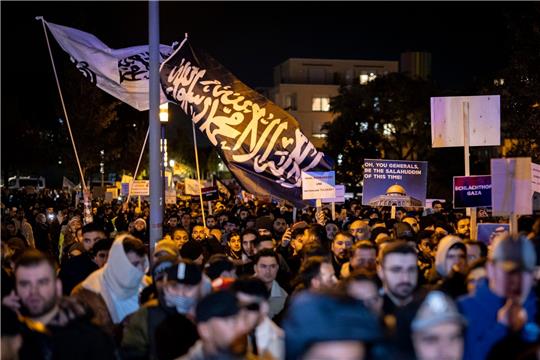 Eine Fahne mit arabischer Schrift weht bei der Kundgebung «Gaza unter Beschuss - gemeinsam gegen das Unrecht».